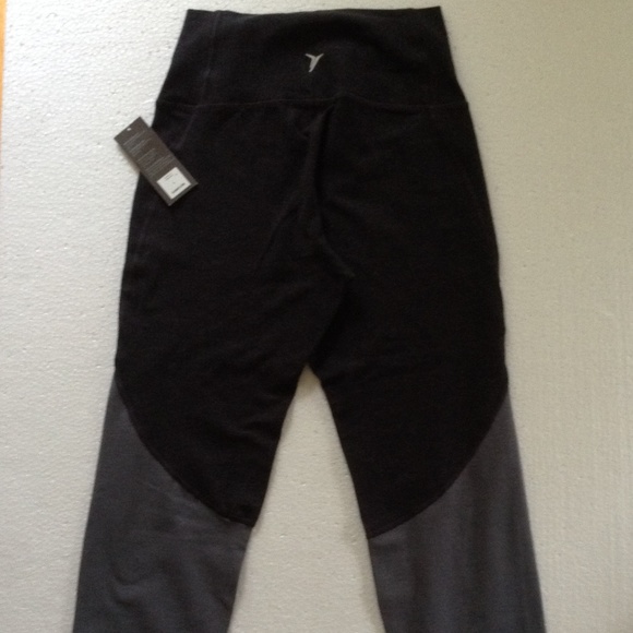 Old Navy Active High Waist Capri Leggings - Picture 5 of 8